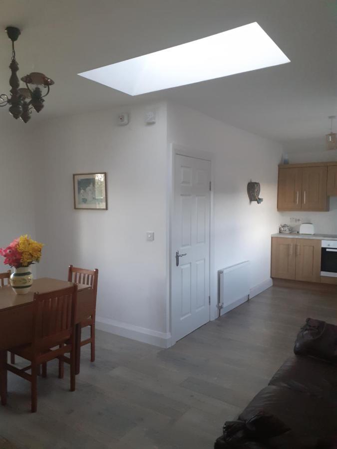 Woodview Cottage พอร์ตลอยส์ ภายนอก รูปภาพ