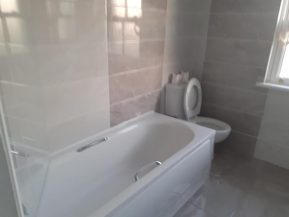 Woodview Cottage พอร์ตลอยส์ ภายนอก รูปภาพ